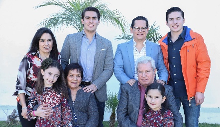  Lupita Quibrera, Juan Pablo Echavarría, Sergio Quibrera, Mariano Echavarría, María Pía, Juanita, Ricardo y Mayte Quibrera.