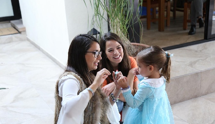  Inés con su mamá y Andrea Hernández.