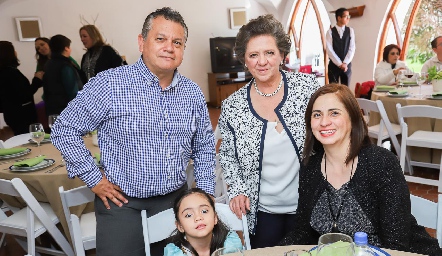  Homero Garza, Blanquita de Rangel, Alizzé Garza y Alicia González.
