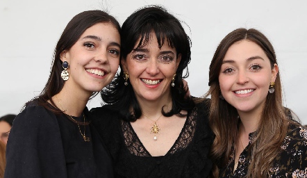  Marusa Maza de Contreras con sus hijas Julieta y Jimena Contreras.