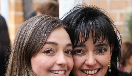  Jimena Contreras con su mamá Marusa Maza.