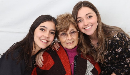  Julieta Contreras, Margarita Pérez y Jimena Contreras.