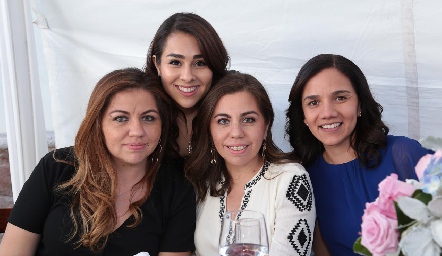  Martha González, Fernanda Jaramillo, Sara González y Lucía González.