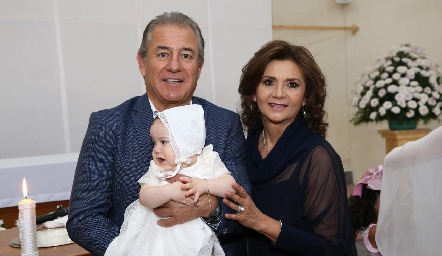  Fernando Abud e Irasema Medellín con su nieta Camila.