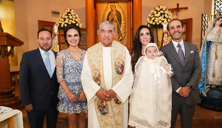  Franco acompañado de sus papás, padrinos y el padre Carlos Medina.