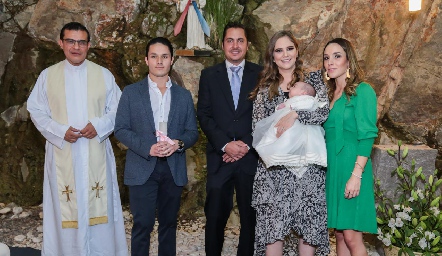  Padre Chava, Agustín Castillo, Carlos Almazán, Daniela Hernández, Macarena y Ximena Castillo.