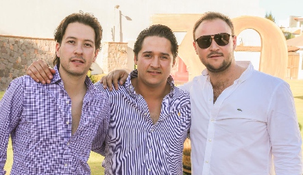  Los festejados Mauricio Dibildox, Juan Carlos Enríquez y Marco César.

mcm21.jpg
