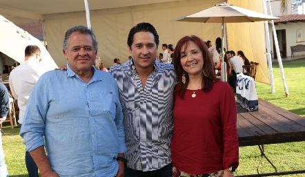  Juan Carlos con sus papás Kiko Enríquez y Armida César.