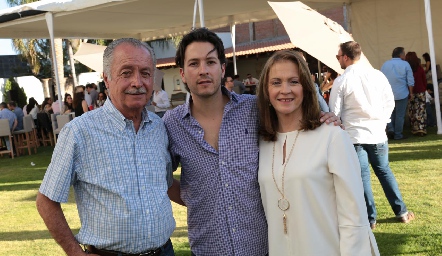  Mauricio con sus papás, Carlos Dibildox y Rocío Gómez.
