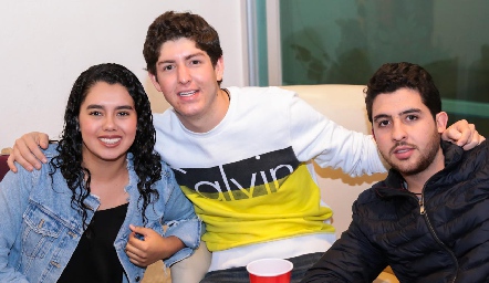 Daniela, Dago Castillo y Max Gómez.