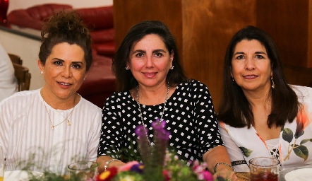  Gina Aguirre, Pilar Yudiche y Lourdes Bocard.