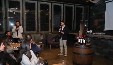 Ariel Morales explicando los procesos del vino.