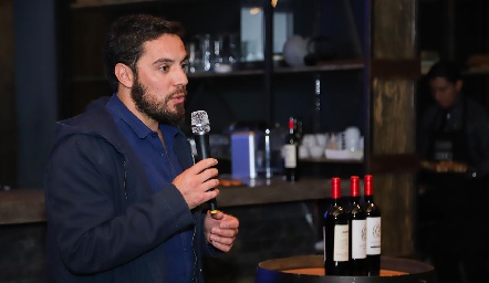  Fabricio Hernández explicando los procesos del vino.