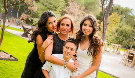  Karina Ramos de Alcalde con sus hijos.