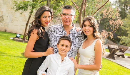  Mauricio Alcalde con sus hijos.