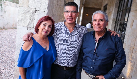 . Mauricio Alcalde con sus papás Rebeca Torres de Alcalde y Federico Alcalde