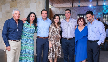  Federico Alcalde y Rebeca Torres con sus hijos Becky, Federico, Cynthia, Mauricio y Rodrigo.