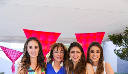  Nuria Lozano con sus hijas María Paula, Nuria y María José Hernández Lozano.