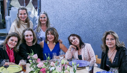  Nuria con sus amigas.