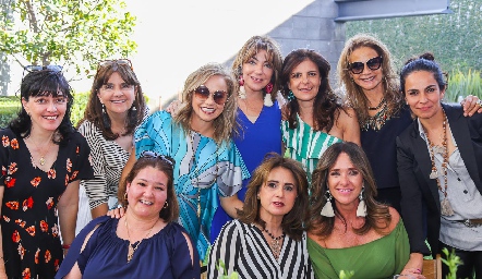  Nuria Lozano con sus amigas.