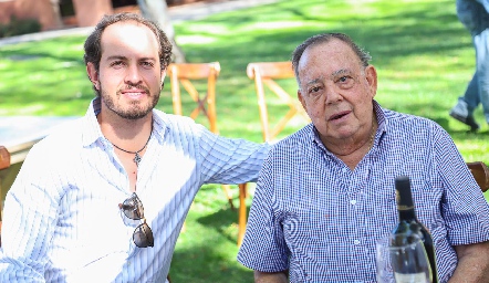  Octavio Aguillón con su abuelo Jacobo Payán.