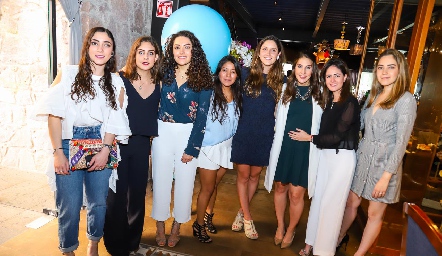  Ceci con las mejores amigas de su hermana Isa.
