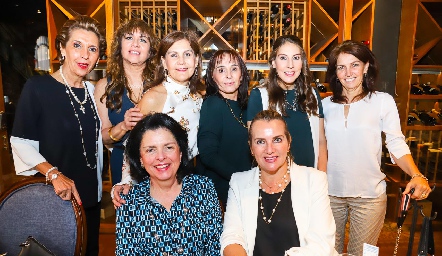  Luchi con sus amigas.