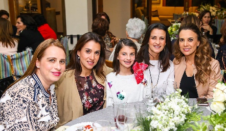  Meritchell y Vanessa Galarza, Roberta Gómez, Mónica Galarza y Daniela Díaz de León.