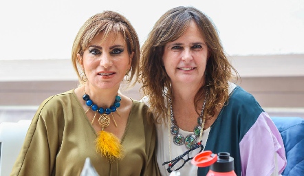 Olivia Aradillas y Martha Zwiegger.