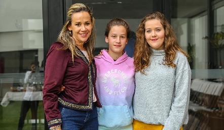  Mary Carmen Ayala de Mendizábal con sus hijas.