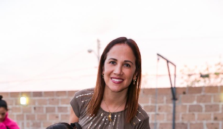  Félix y Lety Córdova con sus hijos .
