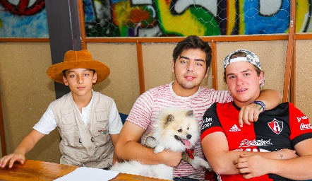  Arturo Payán, Juan Pablo Payán y Diego Mendizábal con Rocky.