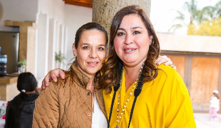  Marcela Torres y Delly Cázares.