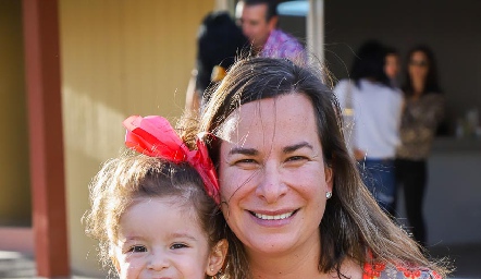  Dany Navarro con su pequeña hija.