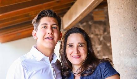  Daniel Villarreal con su mamá Blanca Macías.