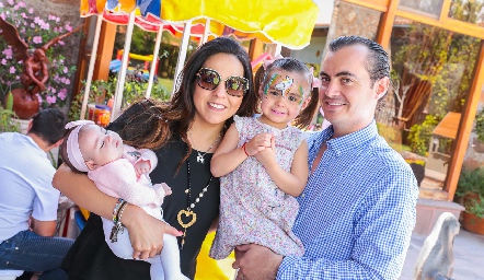  Fernanda Castillo y Christian Almazán con sus hijas Macarena y María Pía.