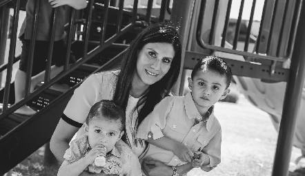  Hana García con sus hijos Gerardo y Miguel.