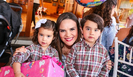  Ale Díaz de León y sus hijos Ale y Juanqui.