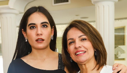  Mariana Rodríguez con su mamá Claudia Quintero.