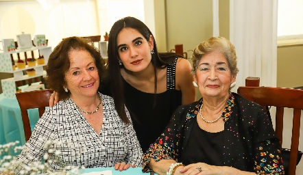  Mariana con sus abuelas.