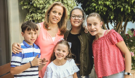  Mariana Torres de Torre con su sobrina María José Martínez y sus hijos Santiago, Dani y Sofía Torre.