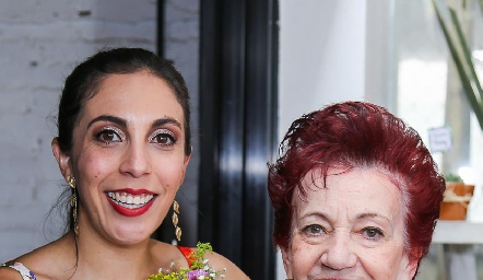  Daniela Paredes con su abuela María Guadalupe Alcalde.