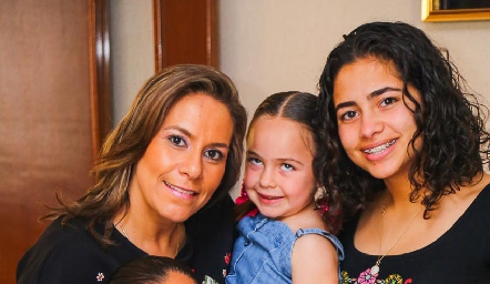  Michelle Zarur, Mariaemilia Heinze, Yamel Cano y Yamel Zarur.