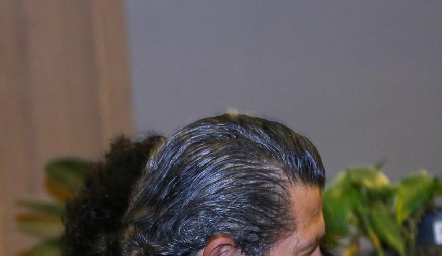  Octavio Pedroza felicitando a su sobrino Adolfo.