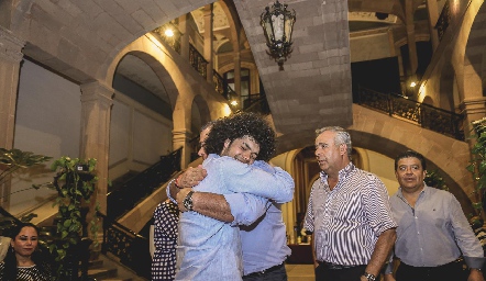  Carlos Esparza, Carlos Fonseca y Luis Fonseca felicitando a Adolfo Pedroza Tello.
