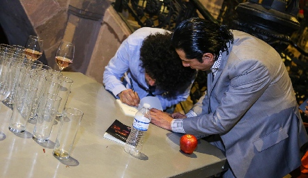  Firmando libros.