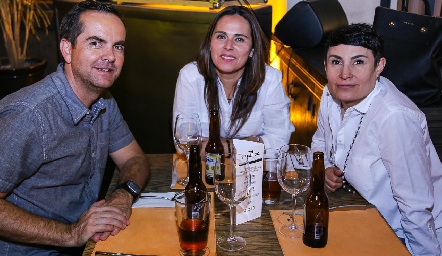  Humberto Manzo, Lourdes Escobar y Cristina Zavala.