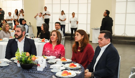  Atentos a las palabras del presentador.