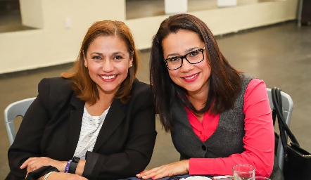  Claudia Olmos y Rebeca Coronel.