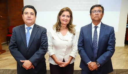  Oscar Hernández, María del Carmen Aranda y Octavio Arenas.